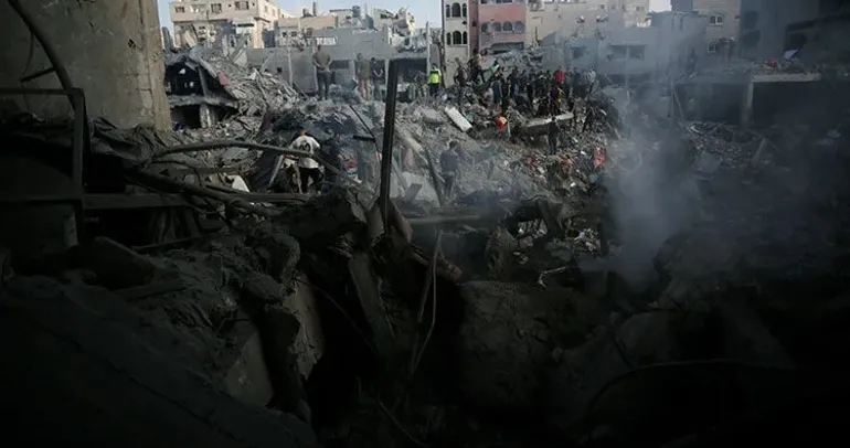 İsrail ordusu Gazze’de bazı evleri hava saldırılarıyla bombaladı