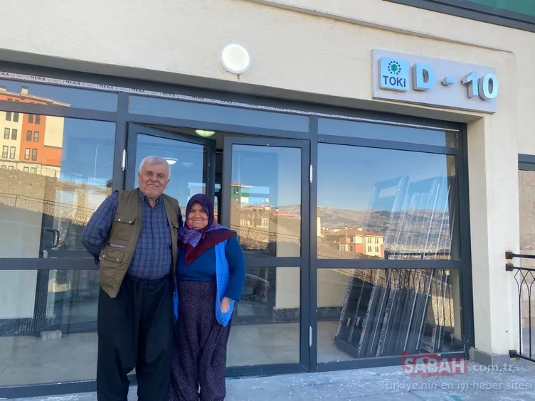 Depremzede çift yeni evlerine kavuştu! Evimiz saray gibi misafirler bizimkiyle değişelim mi diyor