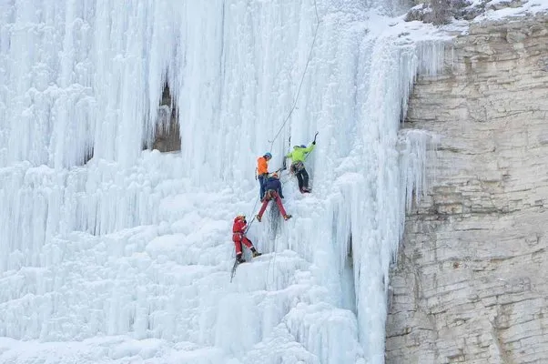 Buz tırmanışı nefes kesti, sporcular 300 metre yükseklikteki şelalelere tırmandı