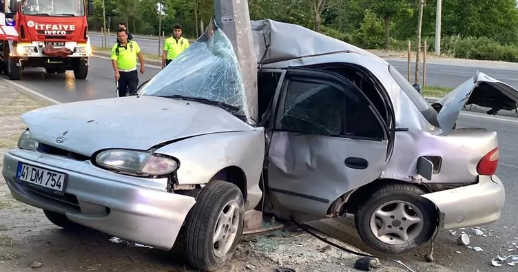 Kocaeli’de feci kaza! Otomobil aydınlatma direğine çarptı: 1 ölü, 1 yaralı