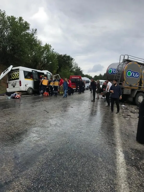 son-dakika-balikesirde-feci-kaza-minibus-ile-tanker-carpisti-6-olu-15-yarali-1654943741367.jpg