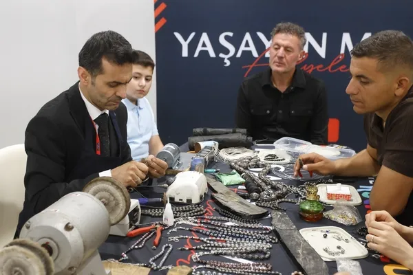erzurum-kultur-yolu-festivalinin-ilk-gununde-kultur-ve-sanat-sehri-sardi-1786869538043.jpg