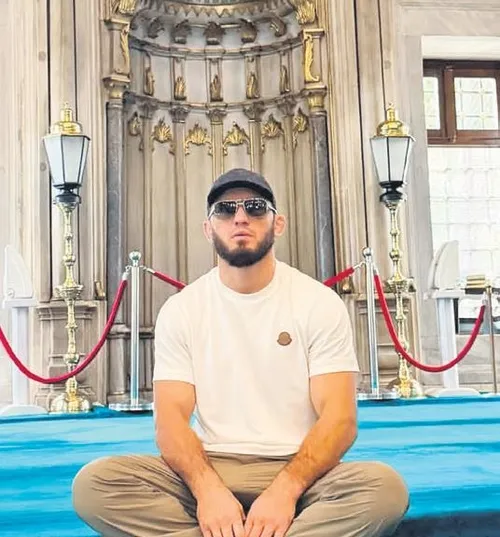 sampiyon-dovuscu-eyup-sultanda-namaz-kildinamaz-1787843968040.jpeg