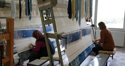 Karaköprü’de kadınlar el emeği halılar üretiyor