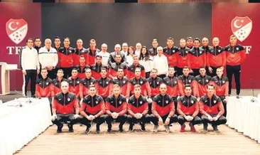 Hakemler para bastı