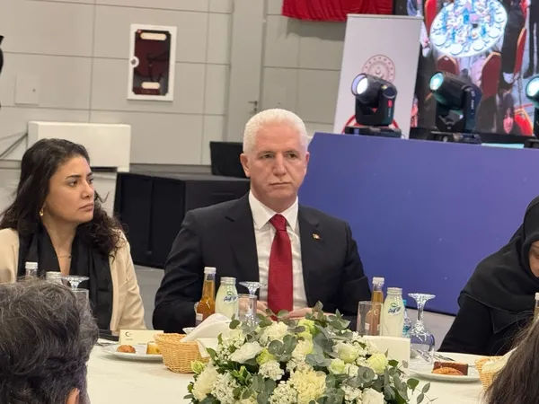 cumhurbaskani-yardimcisi-cevdet-yilmaz-ve-istanbul-valisi-davut-gul-sehit-aileleri-ve-gazilerle-iftarda-bir-ar-1742323030981.jpg