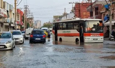 Su borusu patlayınca asfalt çöktü; halk otobüsü ve motosiklet su dolu çukura düştü