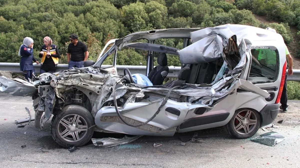 Manisa’da feci kaza! Ticari araç tıra arkadan çarptı Manisa’da feci kaza! Ticari araç tıra arkadan çarptı