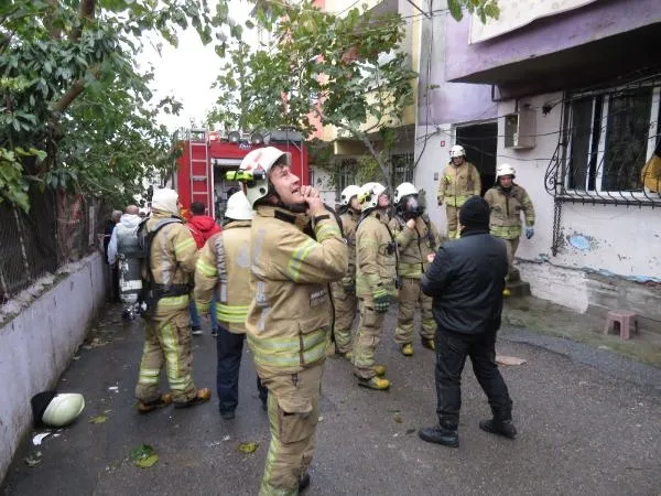 umraniyede-panik-mahsur-kalan-2-kisiyi-komsulari-kurtardi-1701412451711.jpg