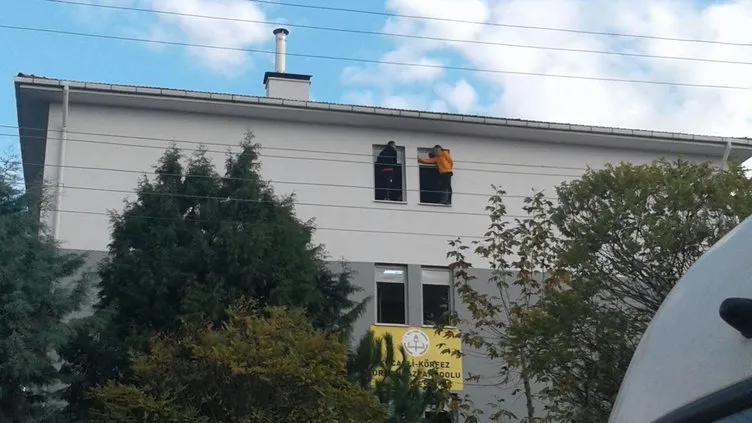 Lise öğrencisi okulun penceresine çıkarak intihar etmek istedi