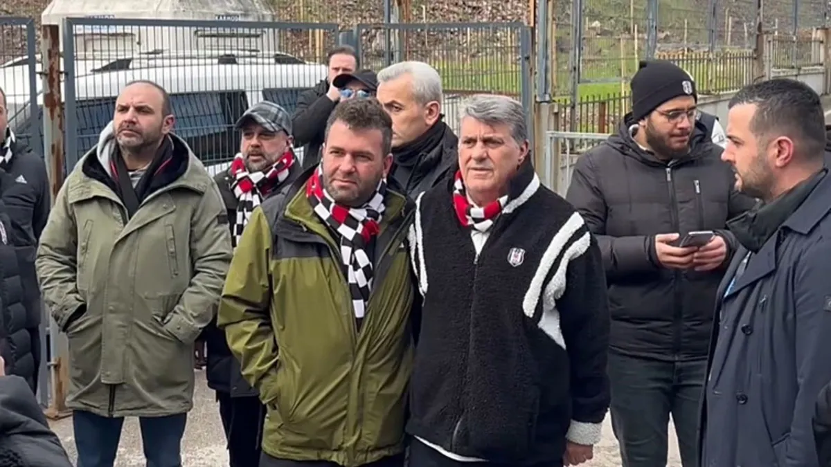 Serdal Adalı, Kocaeli deplasmanında taraftarlarla tribüne girdi Serdal Adalı, Kocaeli deplasmanında taraftarlarla tribüne girdi