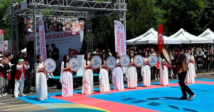 Diyarbakır’da 19 Mayıs coşkusu... Genç kızların arbane gösterisi büyük alkış aldı