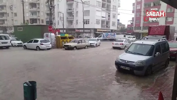 Silifke’de sağanak yağış yolları göle çevirdi, araçlar suya gömüldü | Video