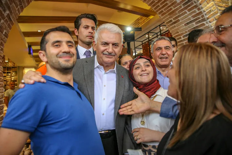 Binali Yıldırım, Sur ilçesinde esnafı ziyaret etti