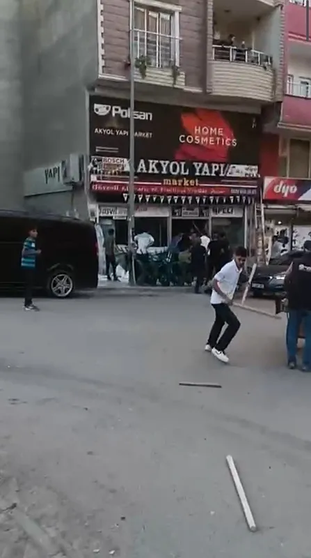 mardinde-tasli-sopali-kavga-6-kisi-yaralandi-1747691151574.jpeg