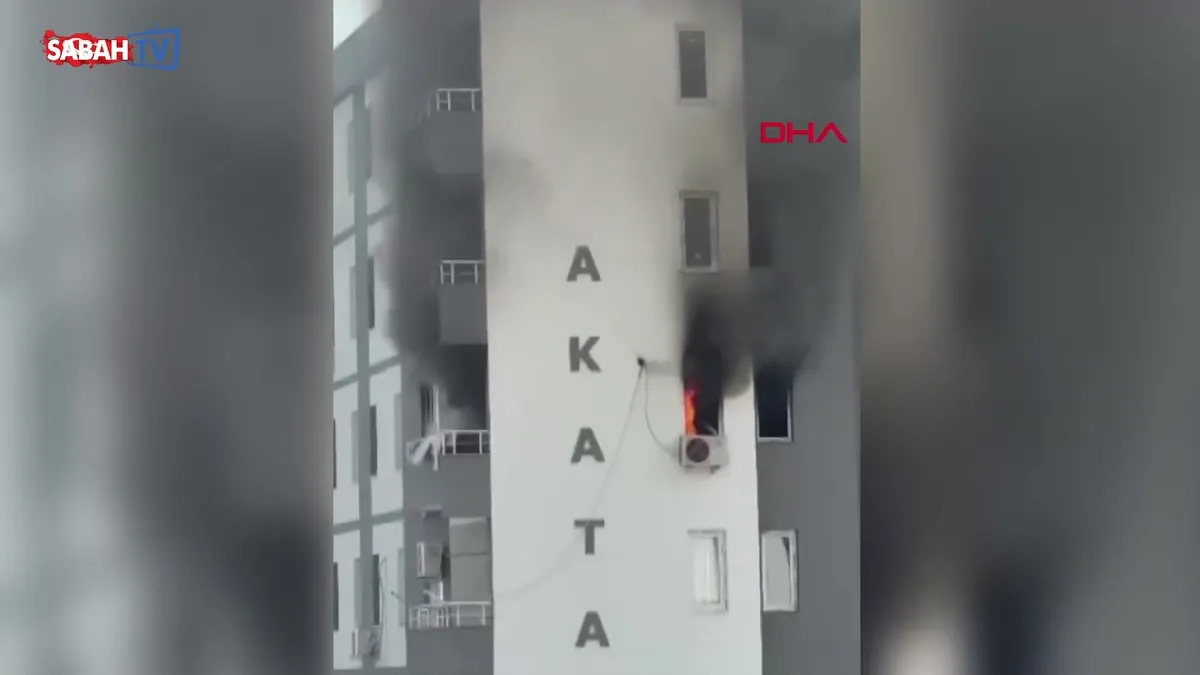 Adana’da 7 katlı apartmanın 5’inci katındaki daire alev alev yandı... | Video