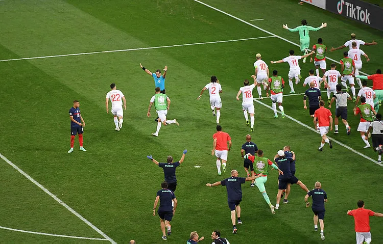 euro-2020de-isvicreden-tarihi-basari-mbappe-kacirdi-fransa-elendi-1624917854616.jpg