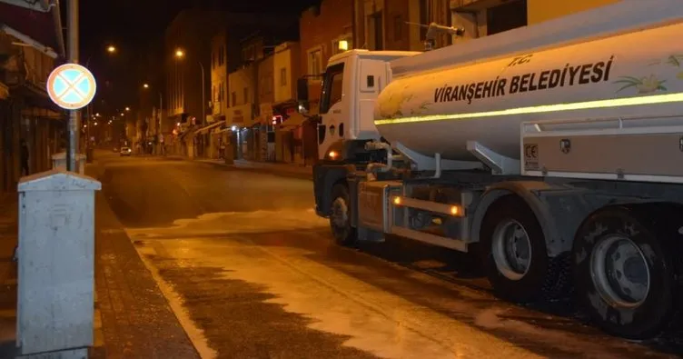 Viranşehir Belediyesi’nden 4 ana caddede dezenfekte çalışması yapıldı