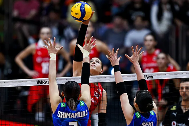 a-milli-voleybol-takiminin-rakibi-japonya-filenin-sultanlari-final-icin-parkede-1757152014489.jpg