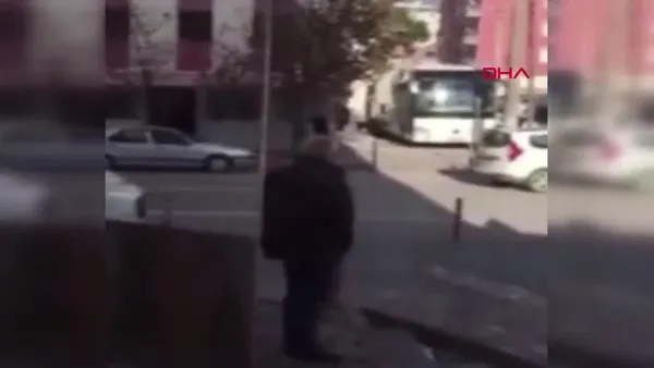 Kocaeli'de cadde üzerinde silahlı çatışmanın görüntüleri ortaya çıktı! 3 yaralı