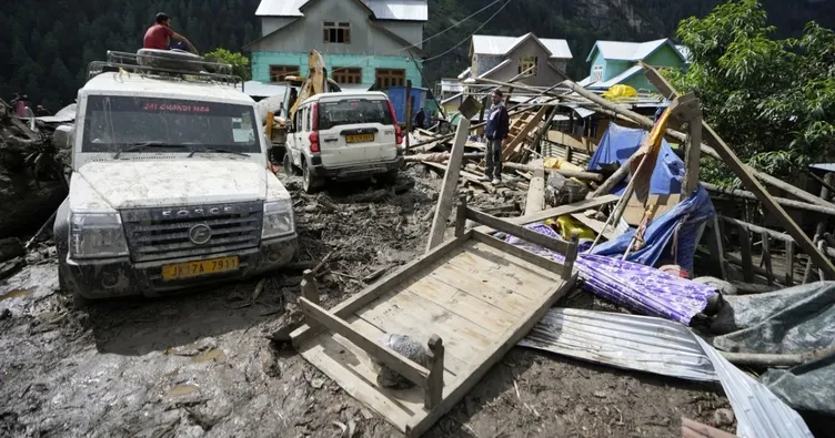 Şiddetli yağışlar Pakistan’ı sarsıyor: Yıkılan evlerde birçok cansız bedene ulaşıldı