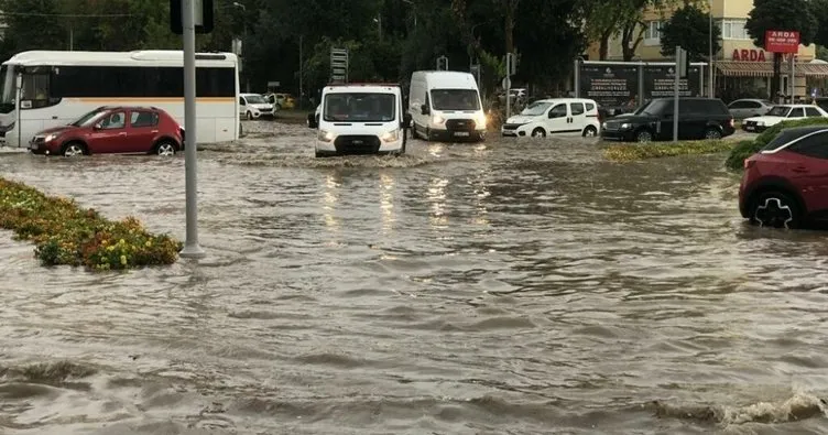 İzmir sağanak yağışa teslim oldu