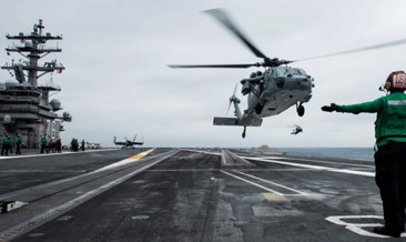 ABD helikopteri uçak gemisinin üstüne düştü!