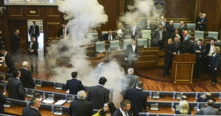 Son dakika: Kosova Meclisi’ne gaz bombası atıldı