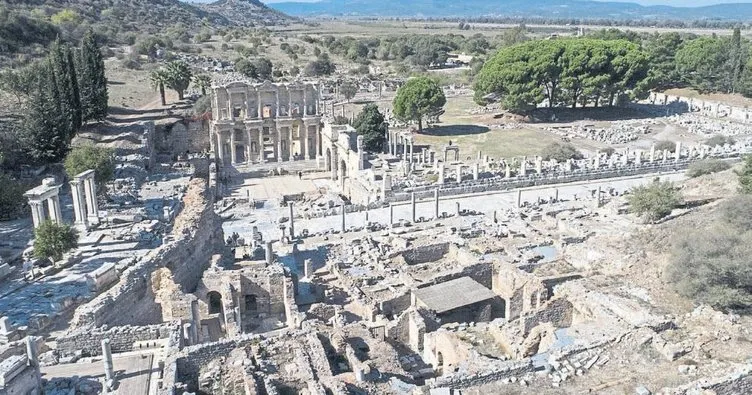 Efes Antik Kenti bir asırdır turist ağırlıyor