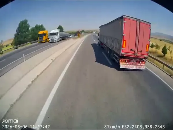 konyada-bir-kisinin-oldugu-10-kisinin-de-yaralandigi-tir-dehseti-kamerada-1786089116737.jpg