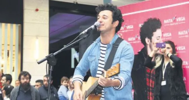 Ünlü şarkıcı Buray hayranlarıyla buluştu