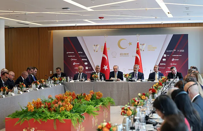 baskan-erdogan-sektorel-yuvarlak-masa-formatinda-turk-yatirim-konferansina-katildi-1758561434988.jpg