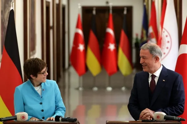 milli-savunma-bakani-hulusi-akar-alman-mevkidasinin-yuzune-karsi-soyledi-pkk-esittir-ypg-1623946188937.jpg
