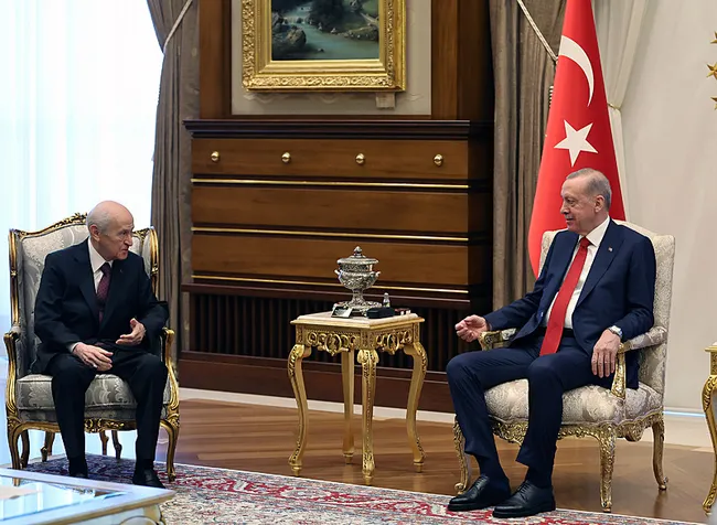 kulliyede-kritik-zirve-baskan-erdogan-mhp-lideri-bahceli-ile-bir-araya-geldi-masada-hangi-konular-var-1719408369172.jpeg Külliye'de kritik zirve! Başkan Erdoğan-Bahçeli görüşmesi sona erdi: Masada hangi konular var?