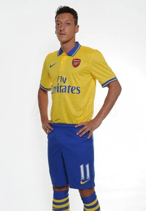 Mesut Özil Arsenal formasını giydi