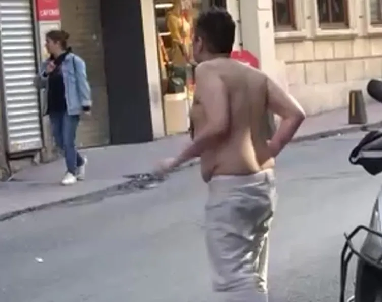 Taksim’de çıplak turist: Bir bakan bir daha baktı!