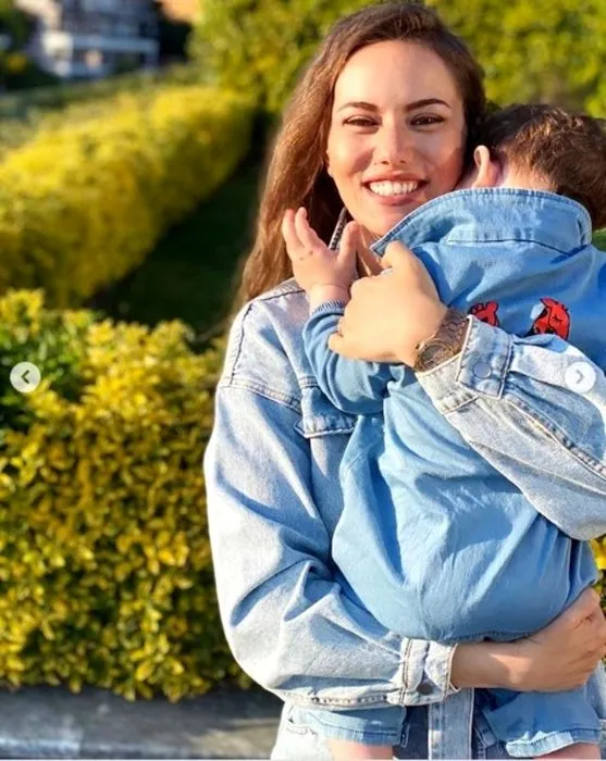 Güzel oyuncu Fahriye Evcen’in oğlu Karan’la olan Anneler Günü pozuna beğeni yağdı