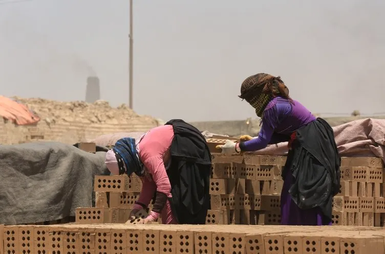 Irak’ın zorlu yaşamını omuzlayan kadın kerpiç işçileri