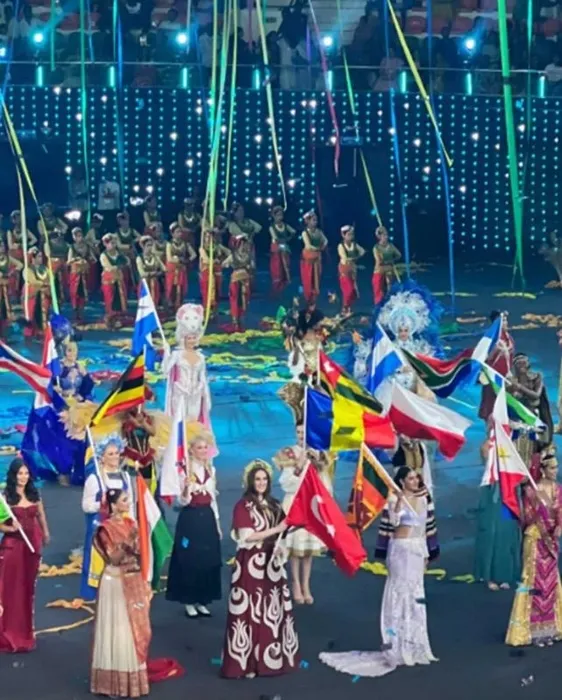 Miss Turkey 2024 Hindistan’ı salladı! İdil Bilgen’in Ay-Yıldızlı elbisesi olay yarattı