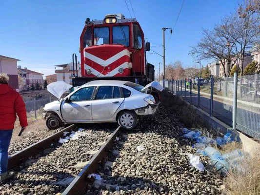 Ankara’nın Polatlı ilçesinde hemzemin geçitten geçmeye çalışan bir otomobile yük treni çarptı. İlk belirlemelere göre, yaklaşık 300 metre sürüklenen araçta bulunan 3 kişiden 1’i hayatını kaybetti, 2 kişi ise yaralandı.