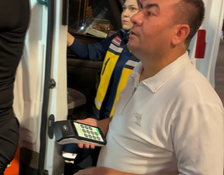Aksaray’da hayrete düşüren anlar! Alkollü sürücü akaryakıt istasyonunda fenalaştı: Görevli pos cihazını ambulansa kadar getirdi!