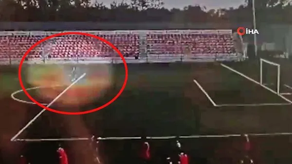Futbol sahasında kalecinin üzerine yıldırım düşme anı kamerada | Video