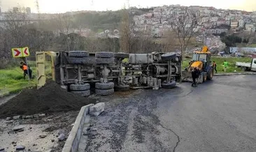 Eyüpsultan’da kum yüklü kamyon devrildi