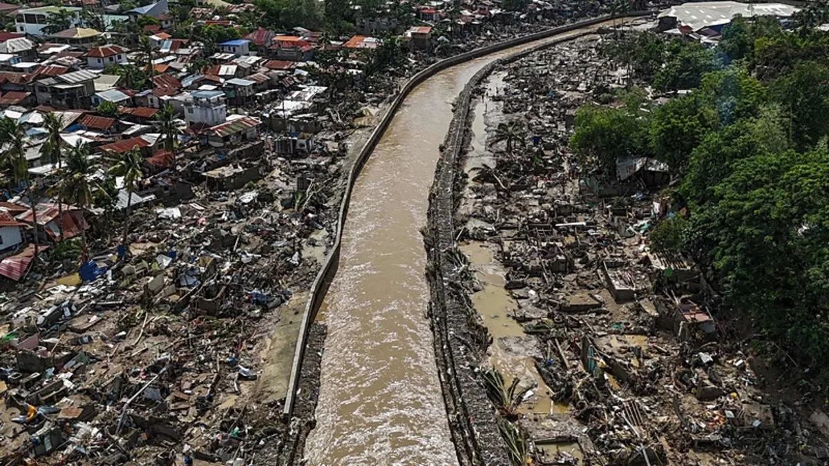Filipinler’deki faciada can kaybı artıyor: Askeri helikopter yardıma giderken yere çakıldı Filipinler’deki faciada can kaybı artıyor: Askeri helikopter yardıma giderken yere çakıldı
