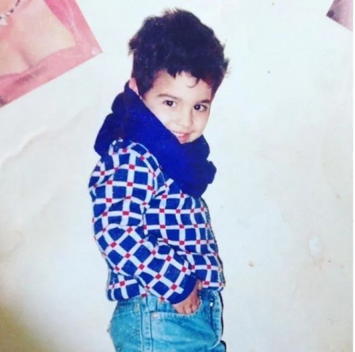 Kerem Alışık oğlu Sadri Alışık ile aynı dizideymiş...Ünlü oyuncu Kerem Alışık'ın oğlu Sadri Alışık dedesinin kopyası!