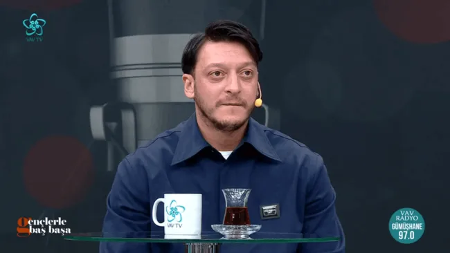 eski-futbolcu-mesut-ozil-vav-tvde-genclerin-sorularini-yanitliyor-1739651076124.png
