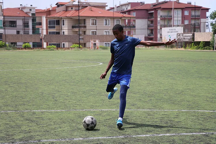 kenyali-abdulselamin-futbolcu-olma-hayali-1624445003179.jpg