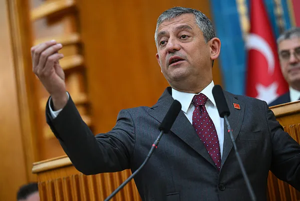 ozelden-bu-kez-tehdidin-daniskasi-ak-partiye-gecen-burcu-koksali-hedef-aldi-itiraflarin-tamamini-yine-yalanlad-1778594252643.jpg CHP Genel Başkanı Özgür Özel'den 'Özkan Yalım' çıkışı: Bizi de kandırmış!