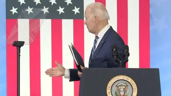 ABD Başkanı Biden yine sosyal medyanın dilinde! Merdivenden düşüyordu