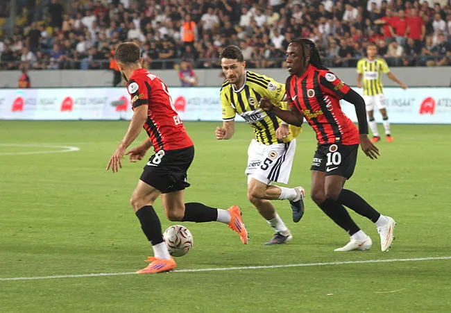 canli-super-ligde-genclerbirligi-fenerbahce-maci-1786820585076.jpeg